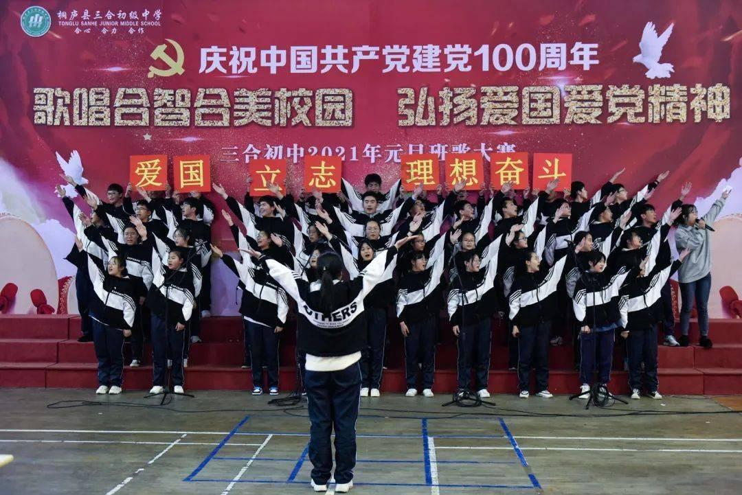 同学聚会时，穿什么衣服既不失礼也不浮夸？游戏画面
